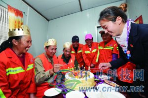 社區(qū)工作人員為集體過(guò)生日的三名環(huán)衛(wèi)工人點(diǎn)上生日蠟燭。 本報(bào)通訊員 趙松 攝