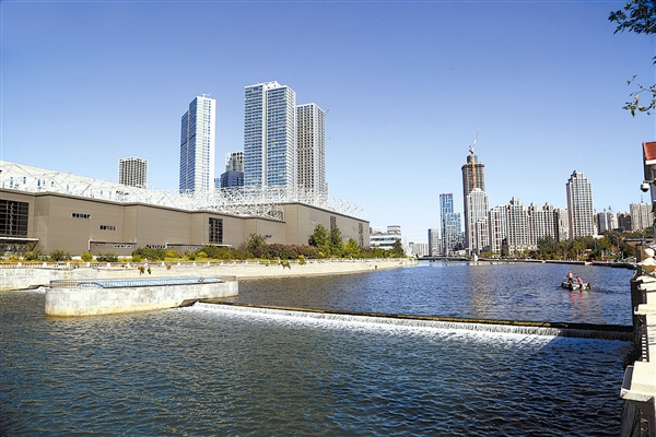 馬欄河經(jīng)過(guò)多年的污水截留、清淤改造、兩岸綠化等治理工程，現(xiàn)如今成為城市中的一條景觀河流。本報(bào)記者王華